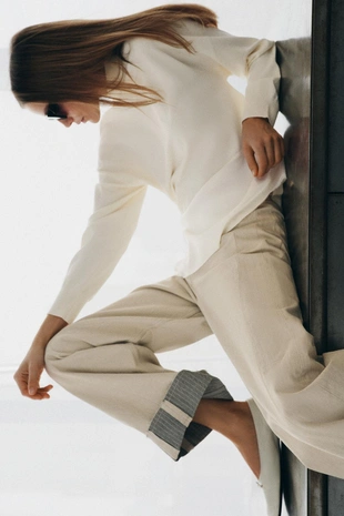 Асимметричный свитер из комбинированного трикотажа- Заказать в России