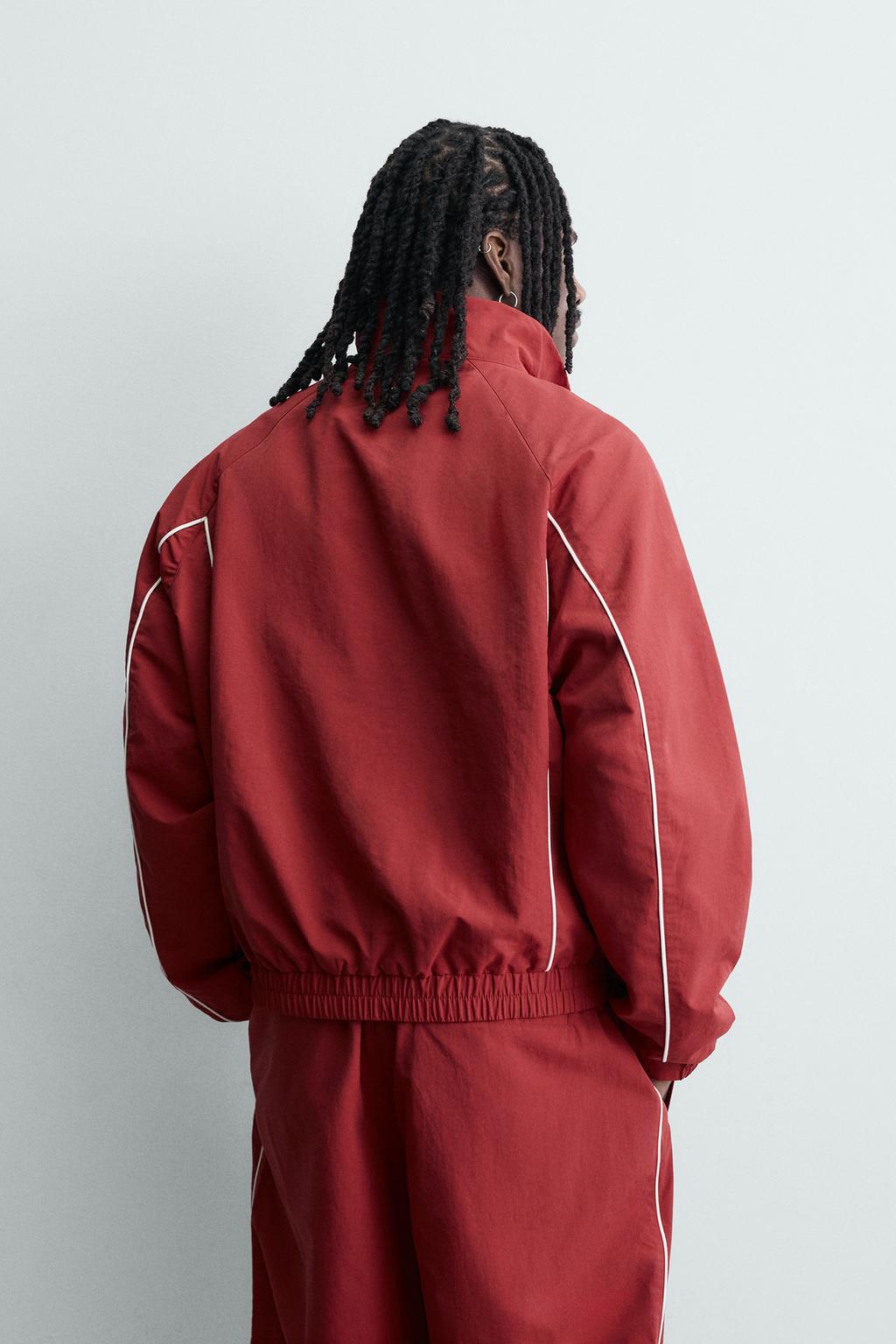 КУРТКА ИЗ ВЫСОКОТЕХНОЛОГИЧНОЙ ТКАНИ С КОНТРАСТНЫМИ ДЕТАЛЯМИ