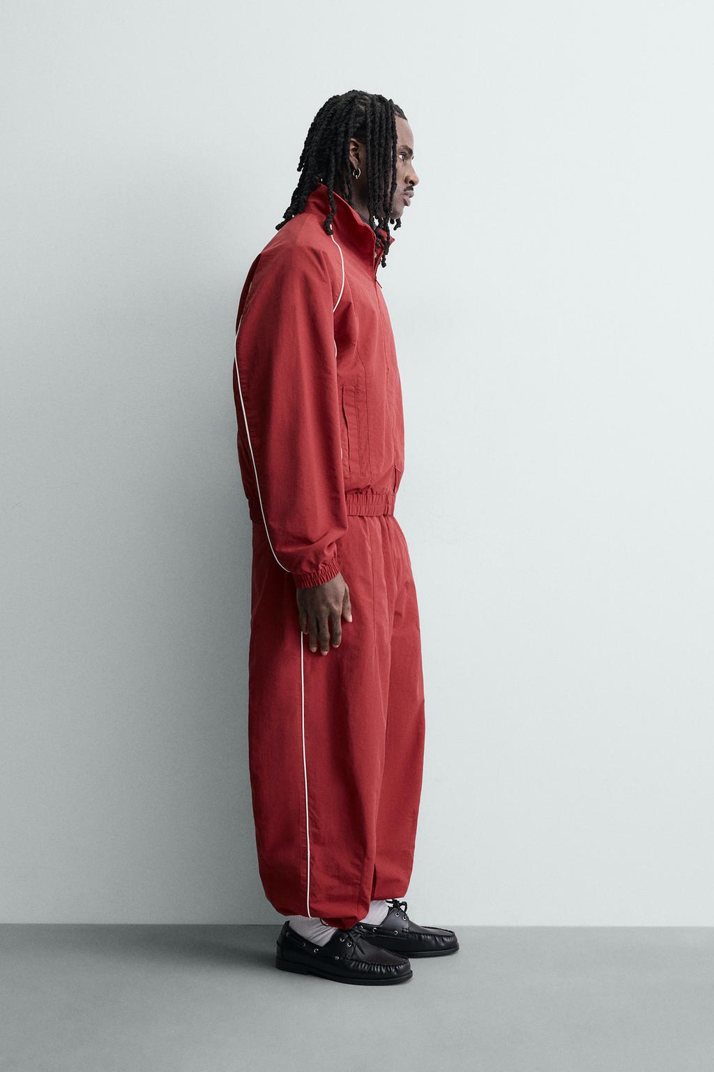 КУРТКА ИЗ ВЫСОКОТЕХНОЛОГИЧНОЙ ТКАНИ С КОНТРАСТНЫМИ ДЕТАЛЯМИ