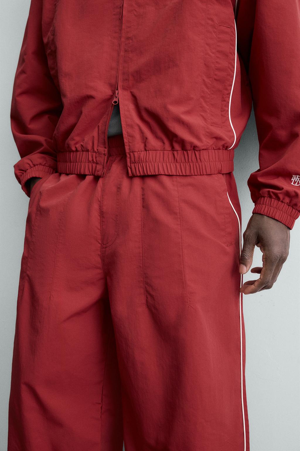 КУРТКА ИЗ ВЫСОКОТЕХНОЛОГИЧНОЙ ТКАНИ С КОНТРАСТНЫМИ ДЕТАЛЯМИ