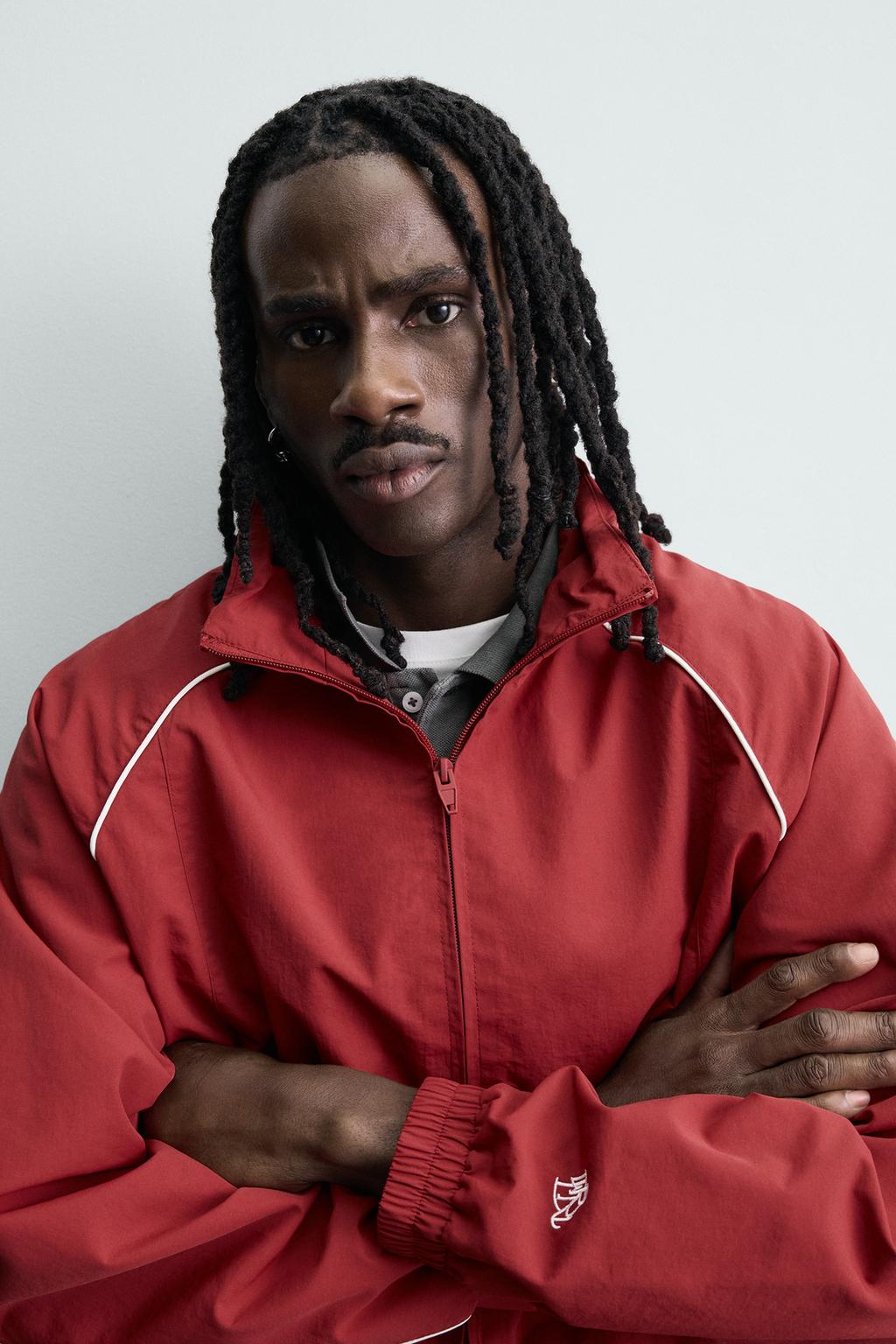 КУРТКА ИЗ ВЫСОКОТЕХНОЛОГИЧНОЙ ТКАНИ С КОНТРАСТНЫМИ ДЕТАЛЯМИ