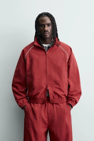 Куртка из высокотехнологичной ткани с контрастными деталями- Заказать в России