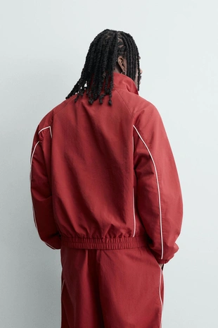 Куртка из высокотехнологичной ткани с контрастными деталями- Заказать в России