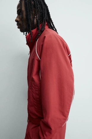 Куртка из высокотехнологичной ткани с контрастными деталями- Заказать в России