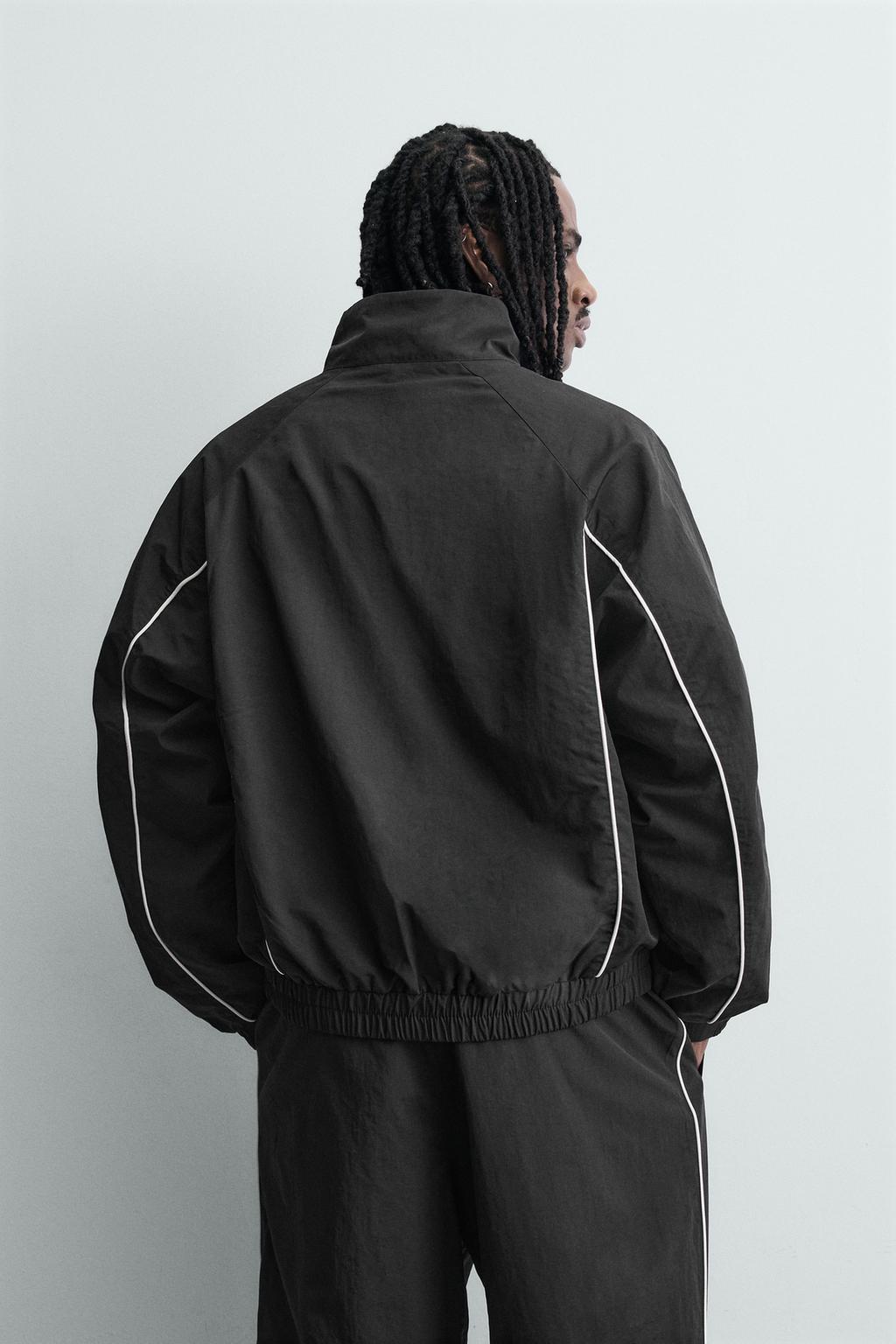 КУРТКА ИЗ ВЫСОКОТЕХНОЛОГИЧНОЙ ТКАНИ С КОНТРАСТНЫМИ ДЕТАЛЯМИ