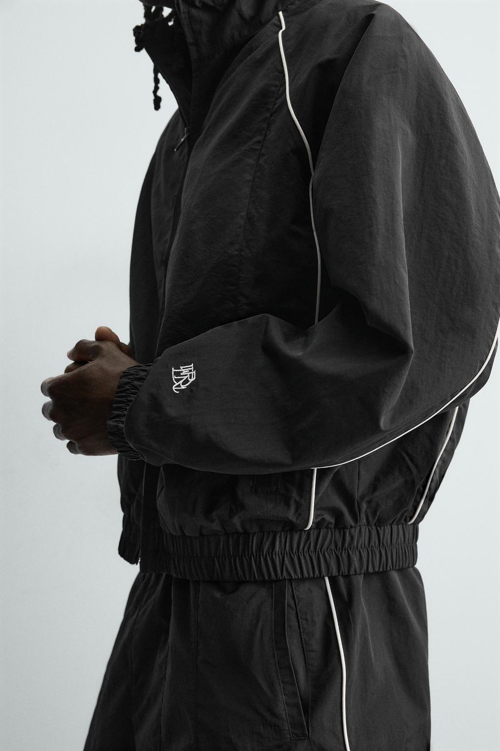 КУРТКА ИЗ ВЫСОКОТЕХНОЛОГИЧНОЙ ТКАНИ С КОНТРАСТНЫМИ ДЕТАЛЯМИ