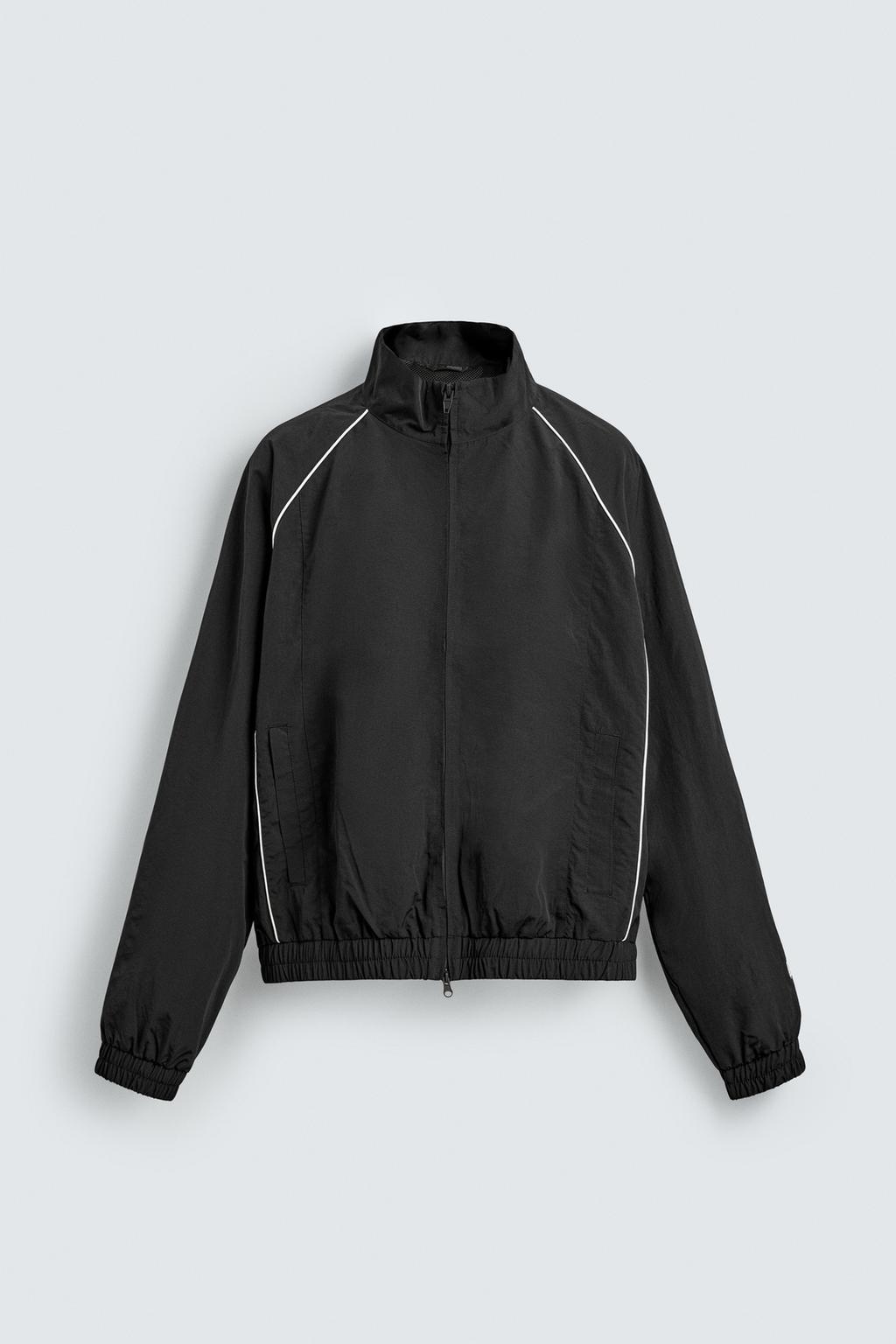 КУРТКА ИЗ ВЫСОКОТЕХНОЛОГИЧНОЙ ТКАНИ С КОНТРАСТНЫМИ ДЕТАЛЯМИ