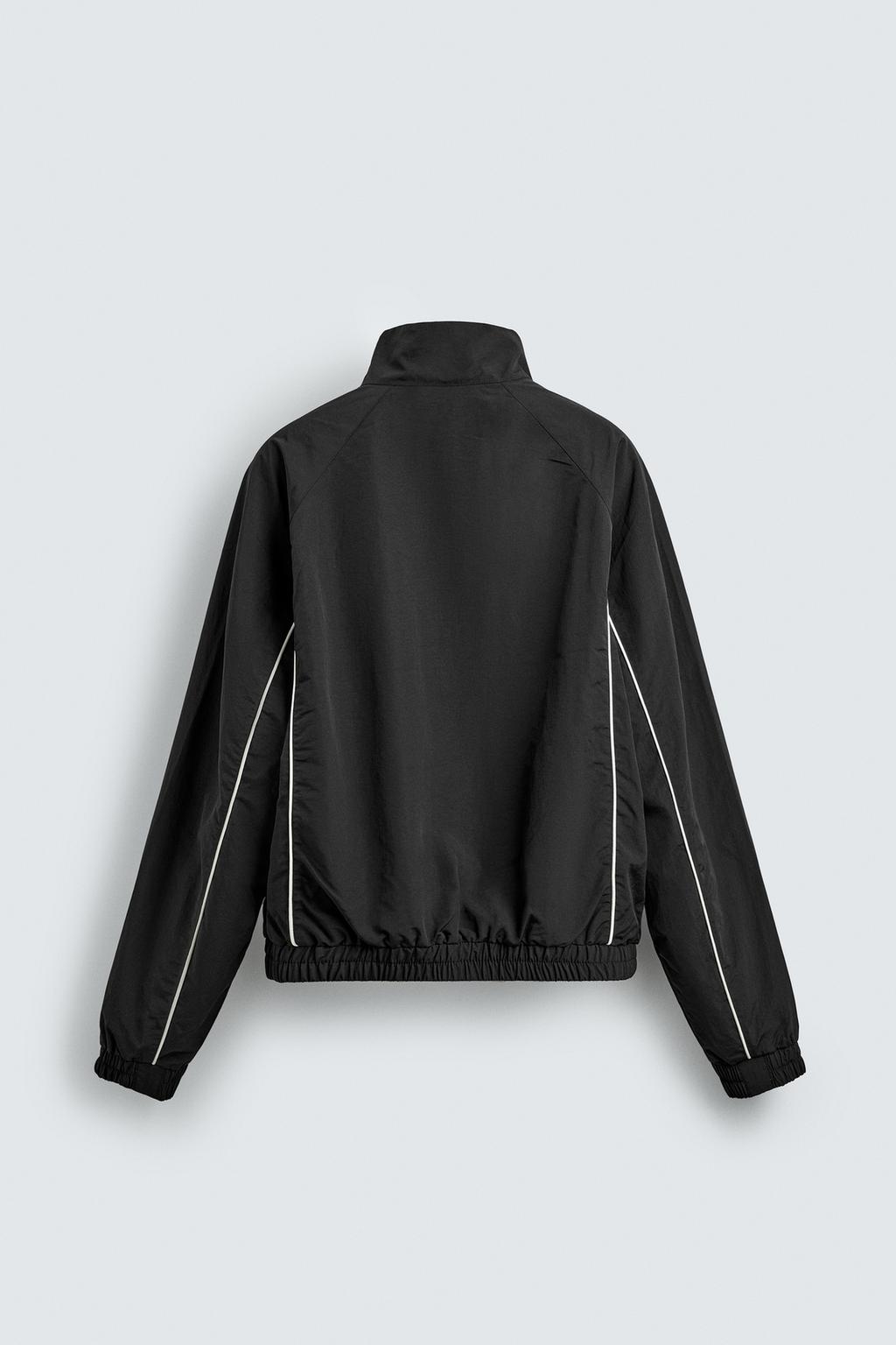 КУРТКА ИЗ ВЫСОКОТЕХНОЛОГИЧНОЙ ТКАНИ С КОНТРАСТНЫМИ ДЕТАЛЯМИ