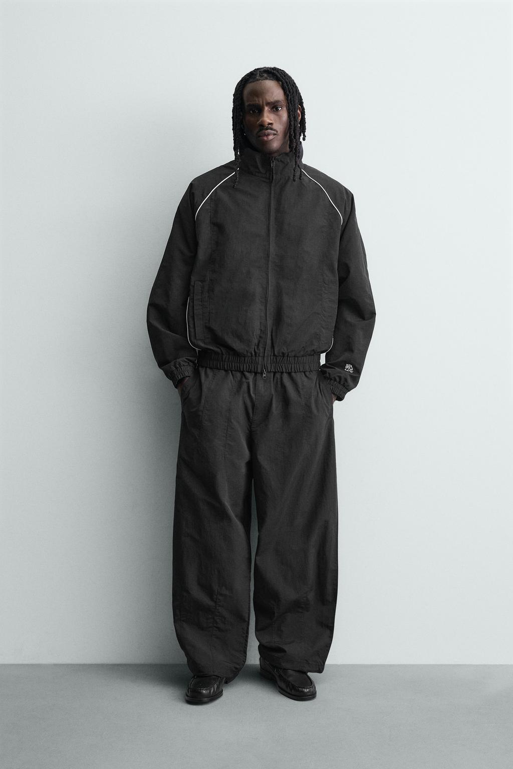 КУРТКА ИЗ ВЫСОКОТЕХНОЛОГИЧНОЙ ТКАНИ С КОНТРАСТНЫМИ ДЕТАЛЯМИ