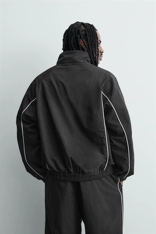 Куртка из высокотехнологичной ткани с контрастными деталями- Заказать в России