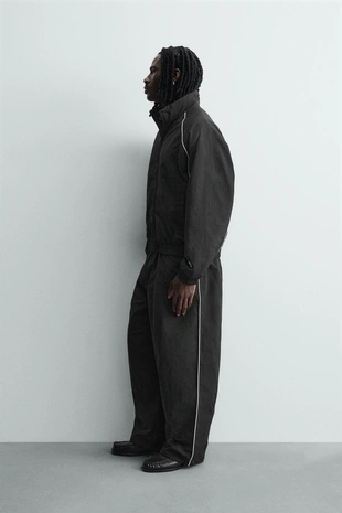 Куртка из высокотехнологичной ткани с контрастными деталями- Заказать в России