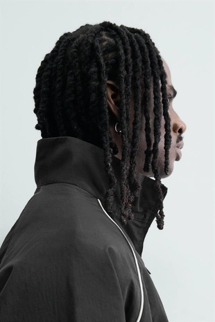 Куртка из высокотехнологичной ткани с контрастными деталями- Заказать в России