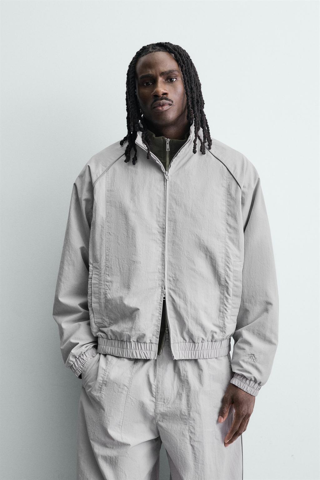 КУРТКА ИЗ ВЫСОКОТЕХНОЛОГИЧНОЙ ТКАНИ С КОНТРАСТНЫМИ ДЕТАЛЯМИ