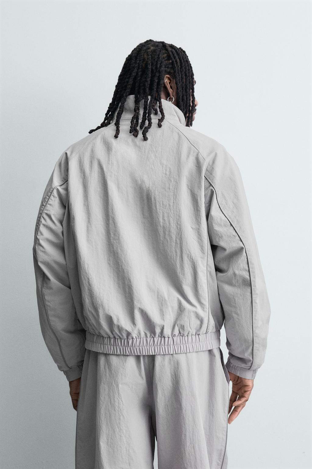 КУРТКА ИЗ ВЫСОКОТЕХНОЛОГИЧНОЙ ТКАНИ С КОНТРАСТНЫМИ ДЕТАЛЯМИ