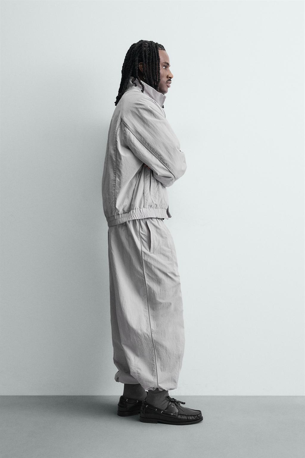 КУРТКА ИЗ ВЫСОКОТЕХНОЛОГИЧНОЙ ТКАНИ С КОНТРАСТНЫМИ ДЕТАЛЯМИ