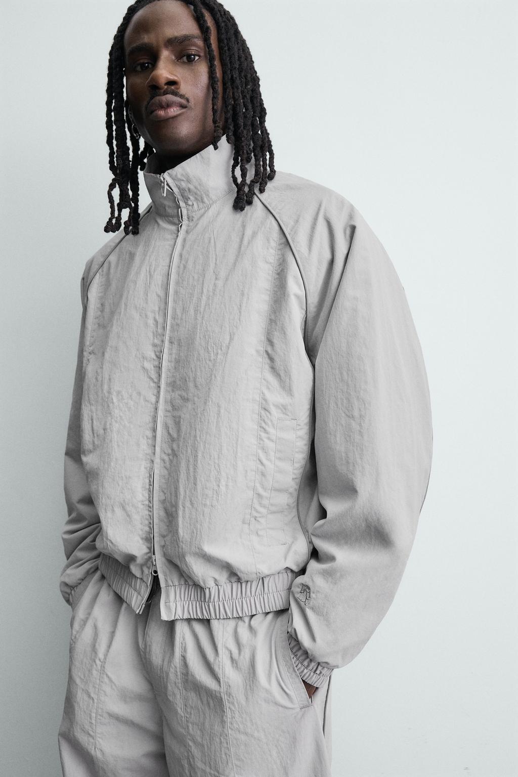 КУРТКА ИЗ ВЫСОКОТЕХНОЛОГИЧНОЙ ТКАНИ С КОНТРАСТНЫМИ ДЕТАЛЯМИ