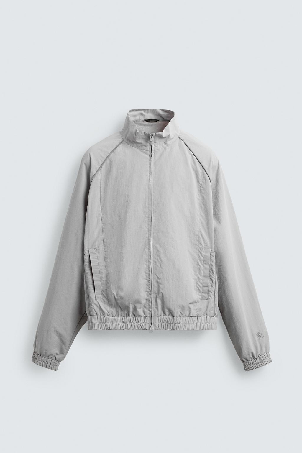 КУРТКА ИЗ ВЫСОКОТЕХНОЛОГИЧНОЙ ТКАНИ С КОНТРАСТНЫМИ ДЕТАЛЯМИ