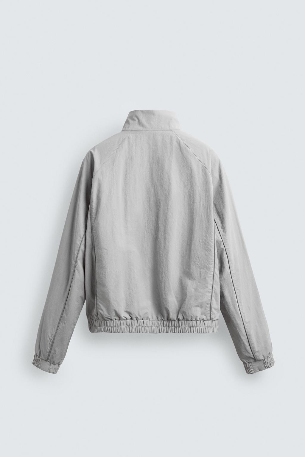 КУРТКА ИЗ ВЫСОКОТЕХНОЛОГИЧНОЙ ТКАНИ С КОНТРАСТНЫМИ ДЕТАЛЯМИ