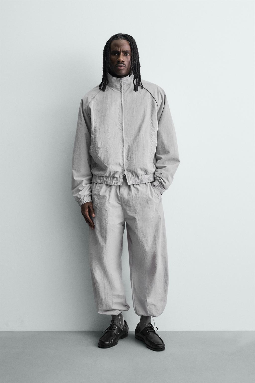 КУРТКА ИЗ ВЫСОКОТЕХНОЛОГИЧНОЙ ТКАНИ С КОНТРАСТНЫМИ ДЕТАЛЯМИ