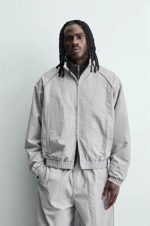 Куртка из высокотехнологичной ткани с контрастными деталями- Заказать в России