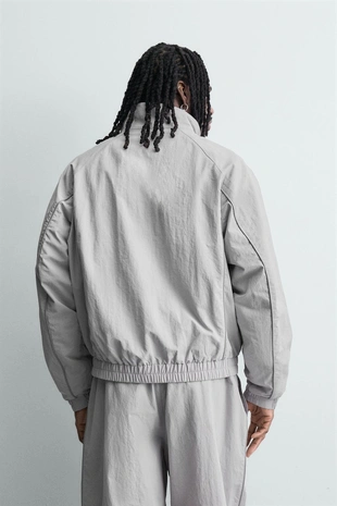 Куртка из высокотехнологичной ткани с контрастными деталями- Заказать в России