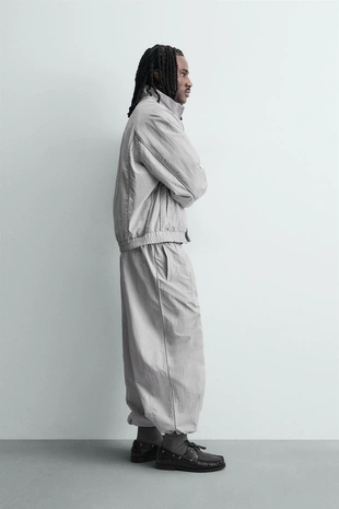 Куртка из высокотехнологичной ткани с контрастными деталями- Заказать в России