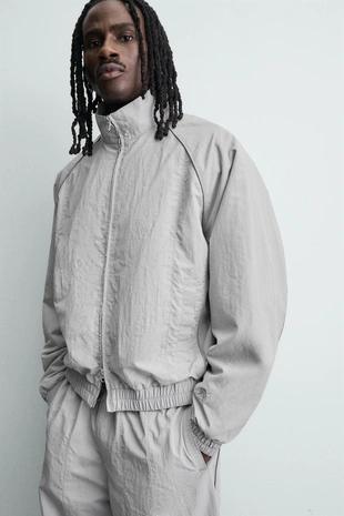 Куртка из высокотехнологичной ткани с контрастными деталями- Заказать в России