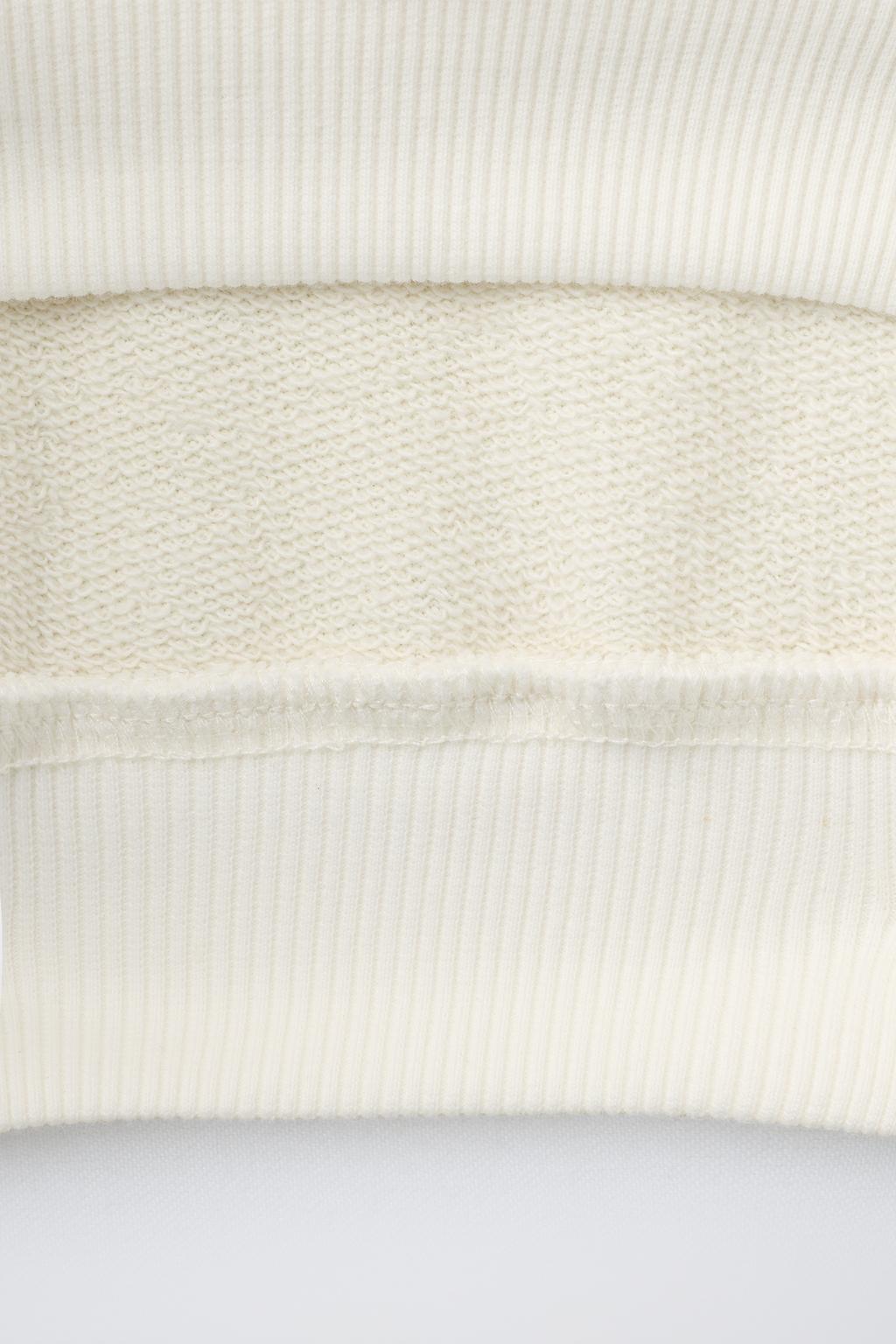 ТОЛСТОВКА С РУКАВАМИ РЕГЛАН И НАДПИСЬЮ