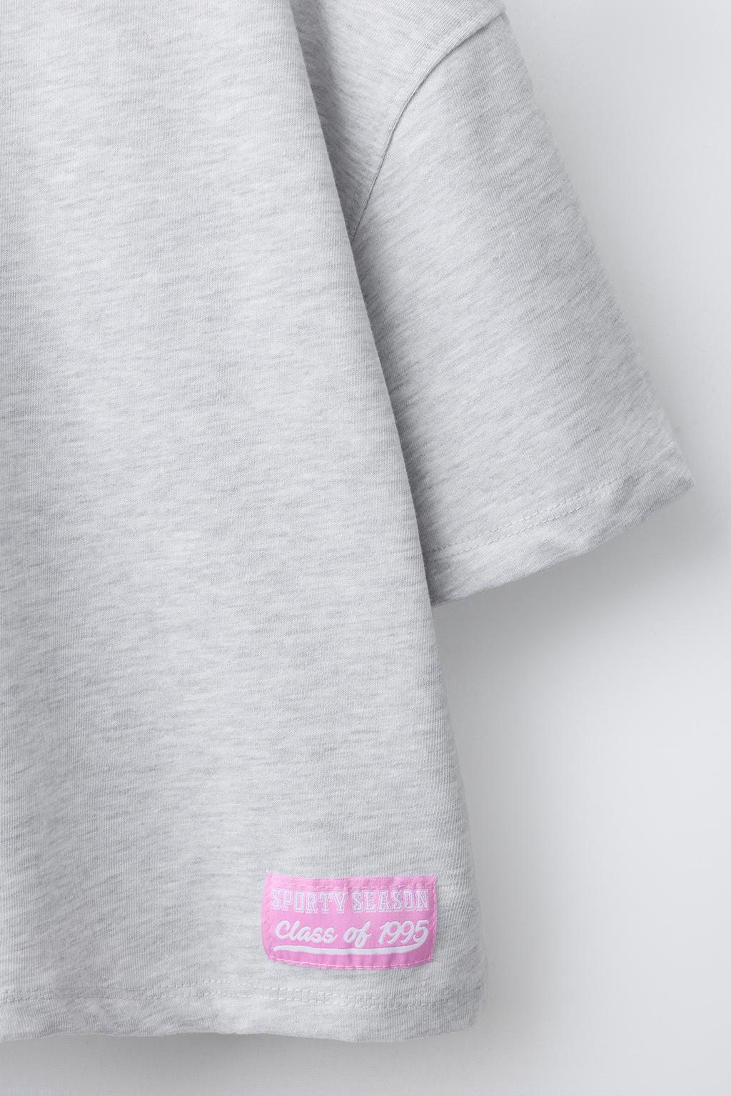 ФУТБОЛКА В СТИЛЕ ПРЕППИ С НАДПИСЬЮ