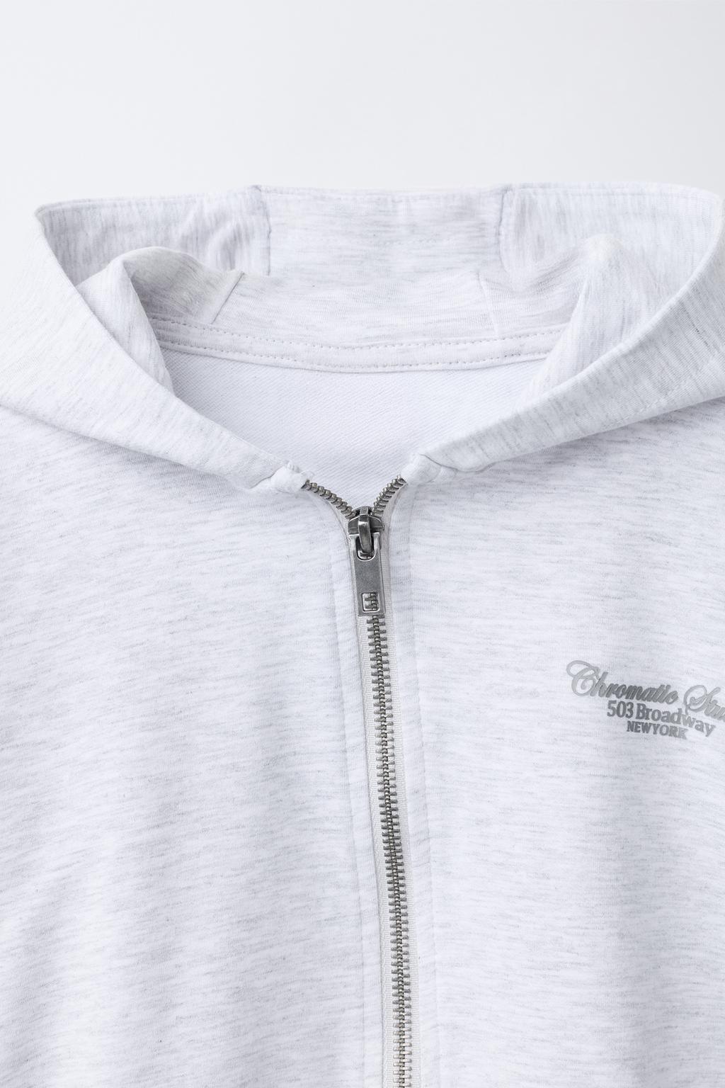 ХУДИ С РЕЛЬЕФНЫМ ТЕКСТОМ НА ГРУДИ