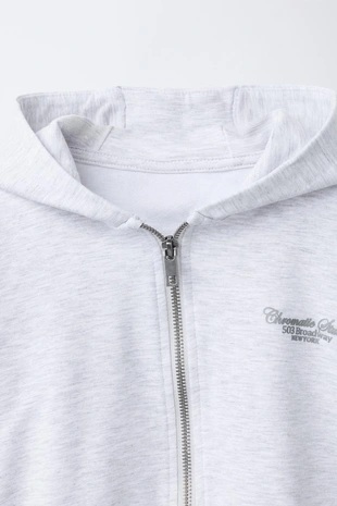 Худи с рельефным текстом на груди