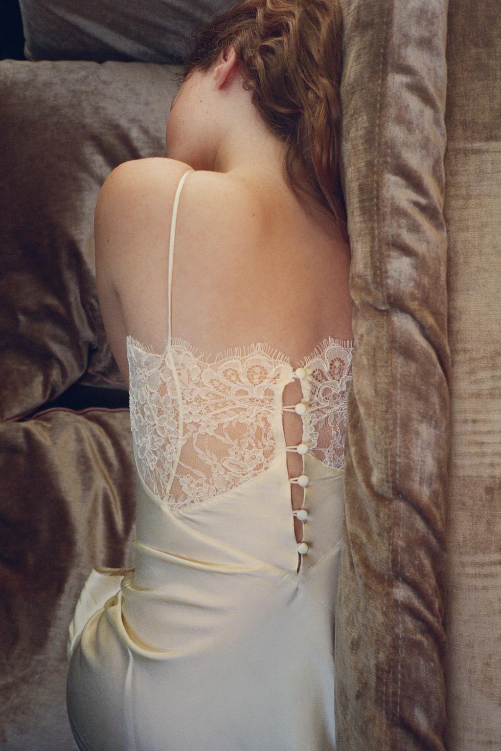 АТЛАСНОЕ ПЛАТЬЕ-КОМБИНАЦИЯ С КРУЖЕВОМ