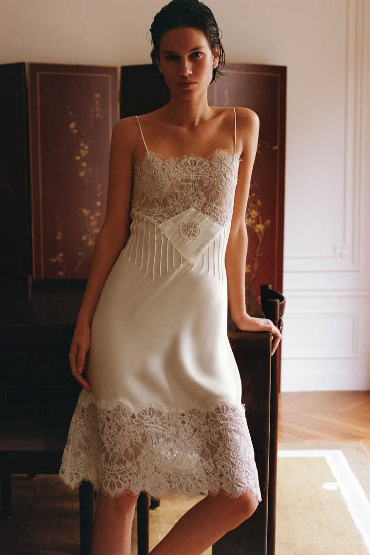 Миди-платье с кружевным лифом из атласа