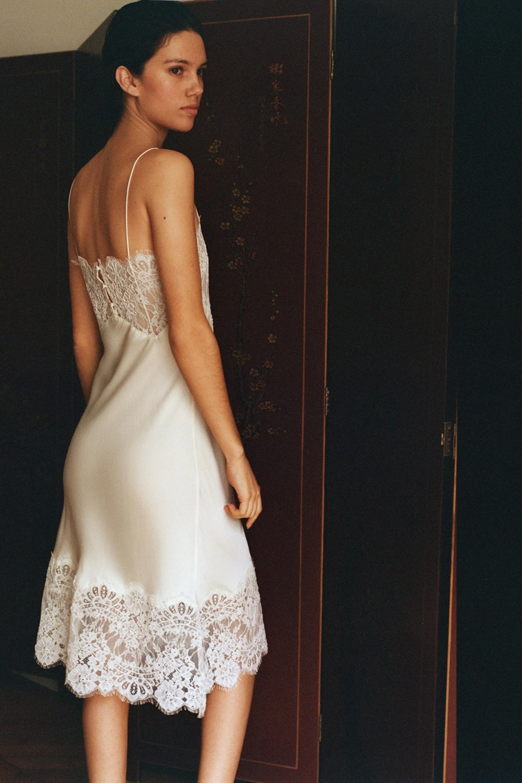 Миди-платье с кружевным лифом из атласа