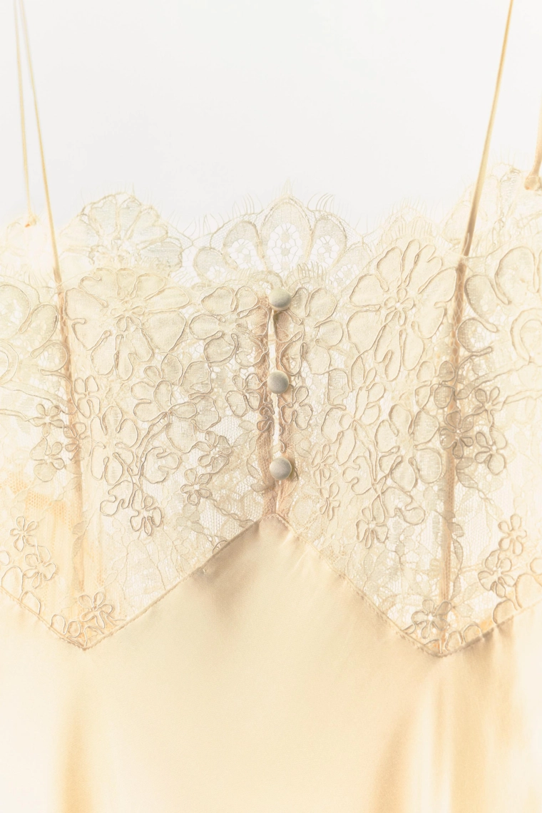 Миди-платье с кружевным лифом из атласа