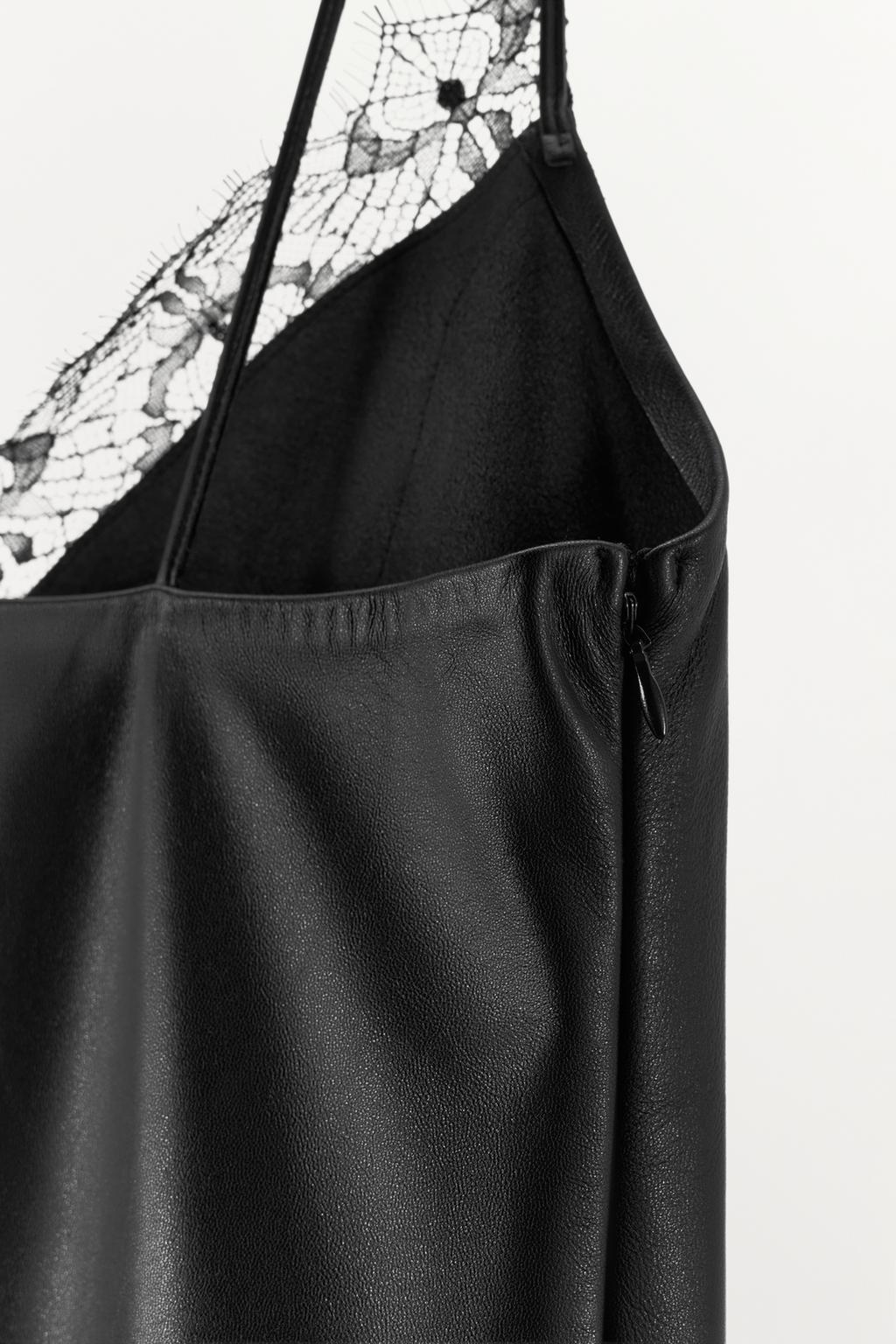 АСИММЕТРИЧНОЕ ПЛАТЬЕ ИЗ 100% КОЖИ С КРУЖЕВОМ