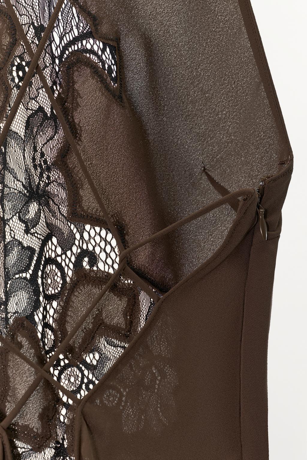 КРУЖЕВНОЕ ПЛАТЬЕ С ГОРЛОВИНОЙ ХАЛТЕР