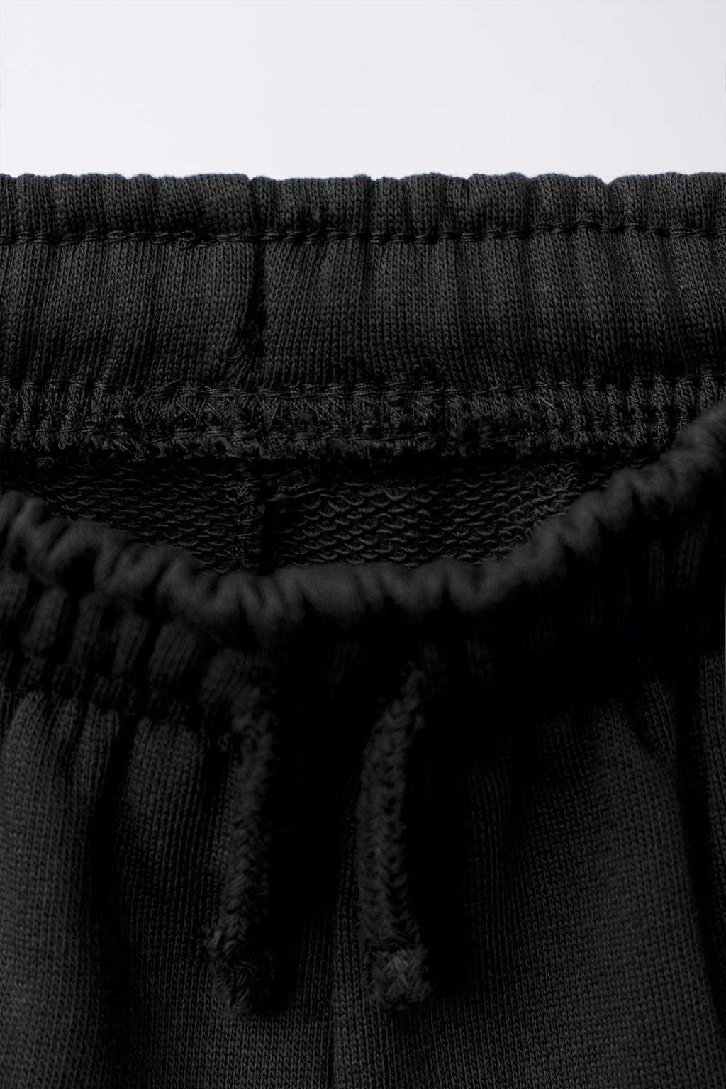 ШОРТЫ-БЕРМУДЫ БАЗОВЫЕ С ТЕКСТОВЫМ ПРИНТОМ