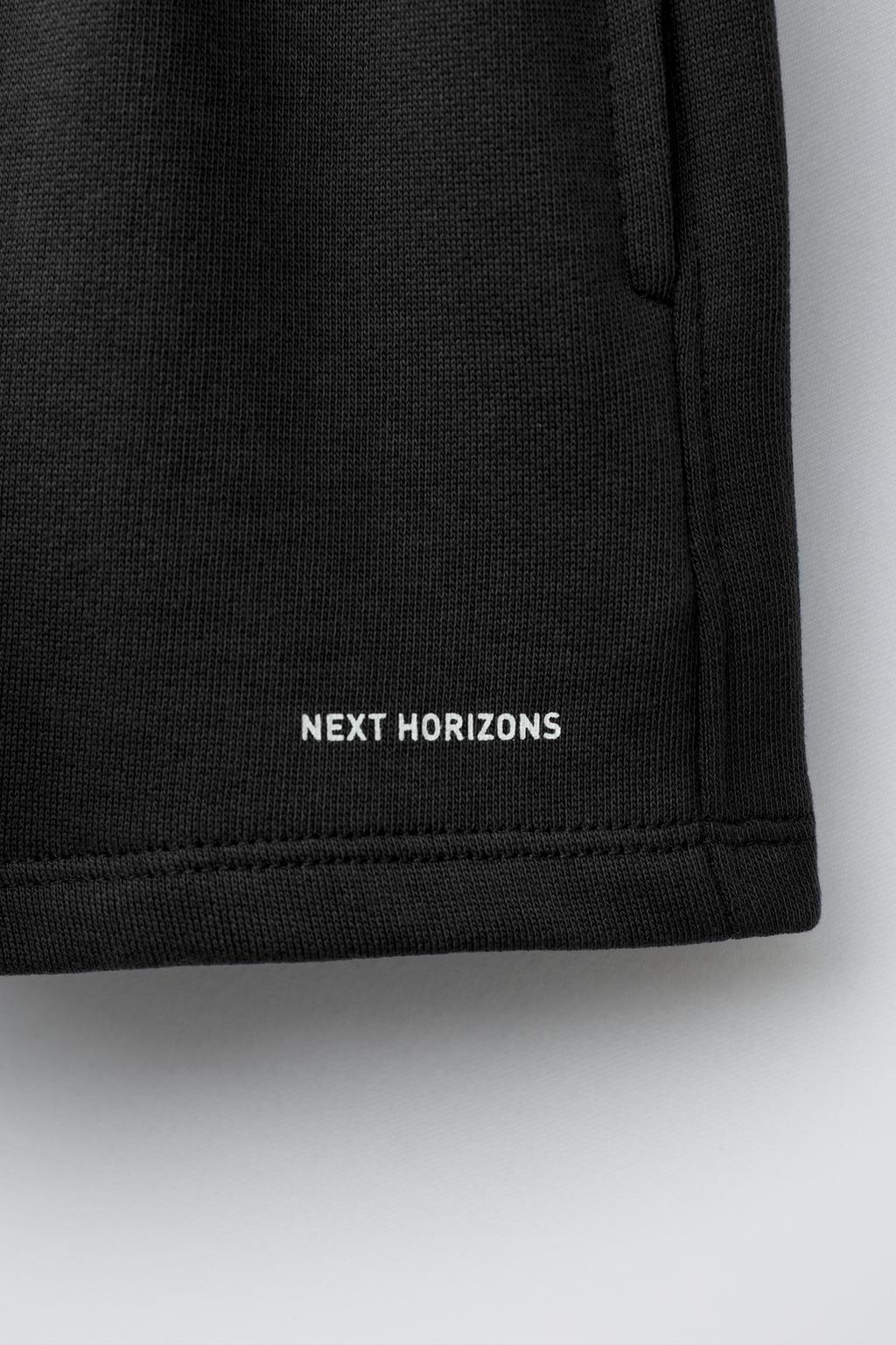 ШОРТЫ-БЕРМУДЫ БАЗОВЫЕ С ТЕКСТОВЫМ ПРИНТОМ