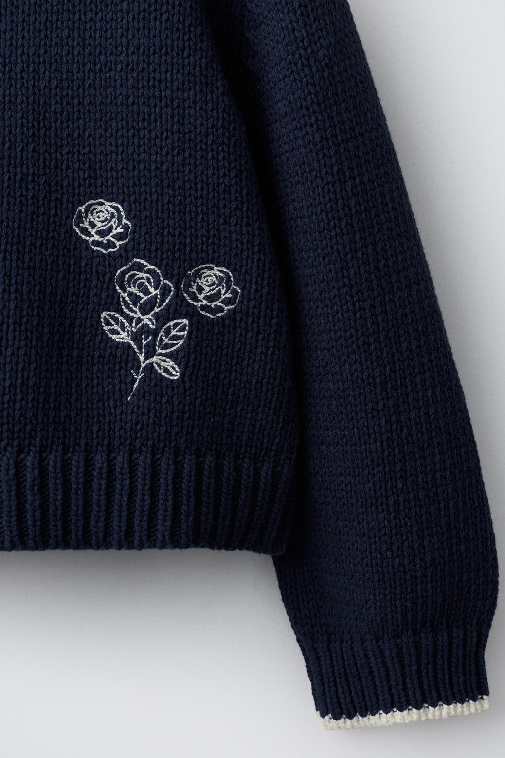 ВЯЗАНЫЙ СВИТЕР С ВОРОТНИКОМ-БАНТОМ И ВЫШИТЫМИ ЦВЕТАМИ