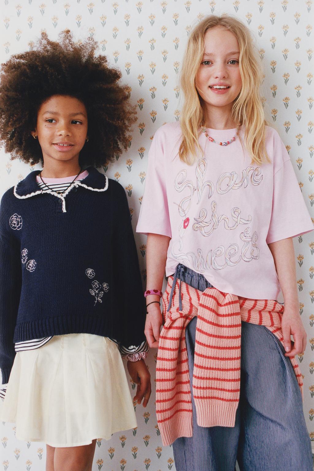 ВЯЗАНЫЙ СВИТЕР С ВОРОТНИКОМ-БАНТОМ И ВЫШИТЫМИ ЦВЕТАМИ