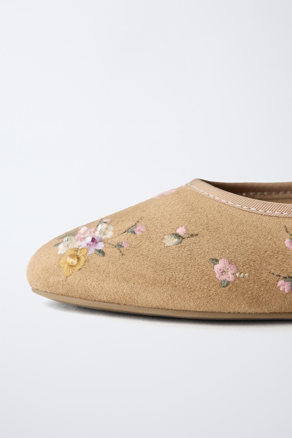 БАЛЕТКИ С ВЫШИВКОЙ В ВИДЕ ЦВЕТОВ