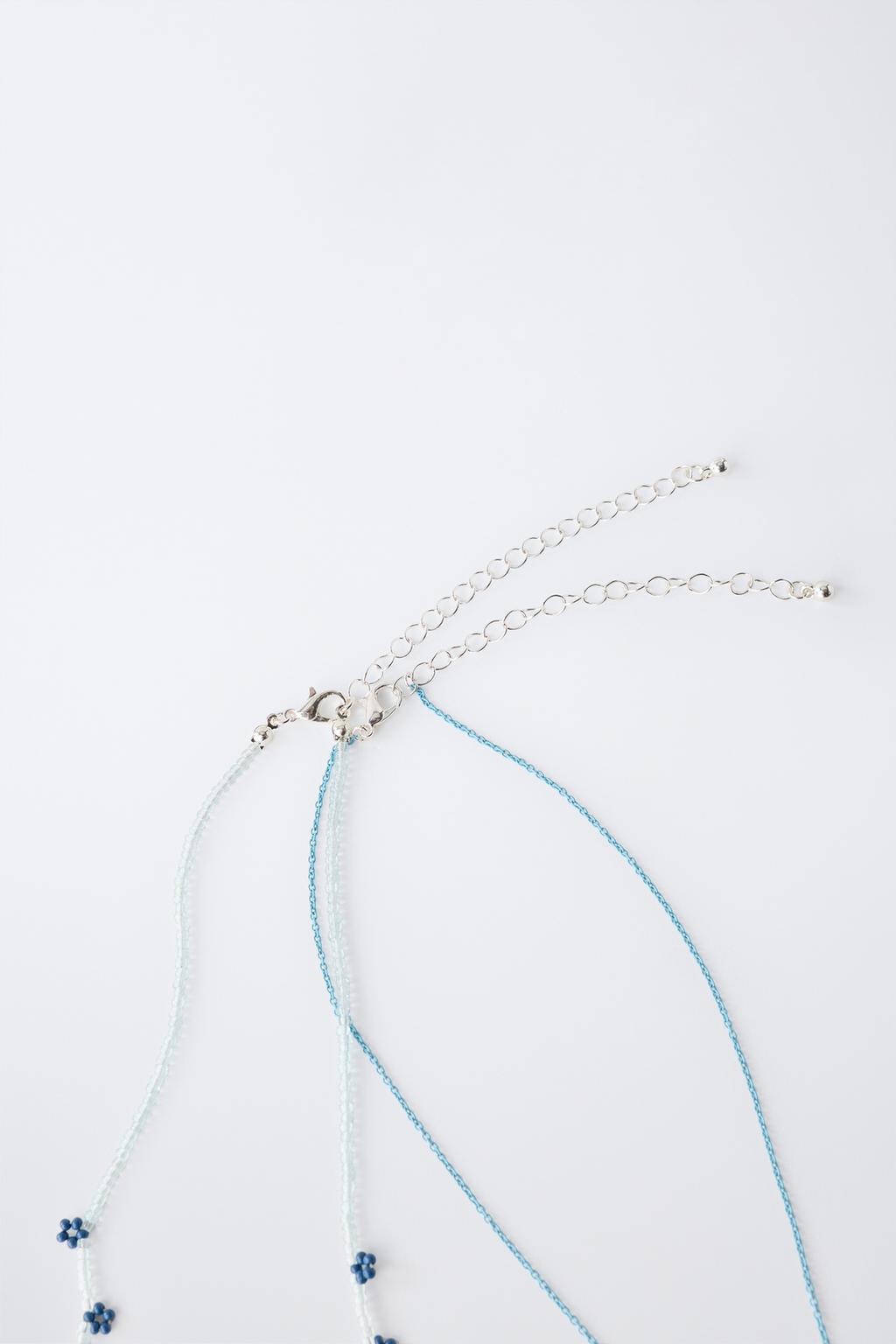 НАБОР ИЗ ДВУХ ОЖЕРЕЛИЙ С БУСИНАМИ, БАБОЧКОЙ И ЦВЕТАМИ