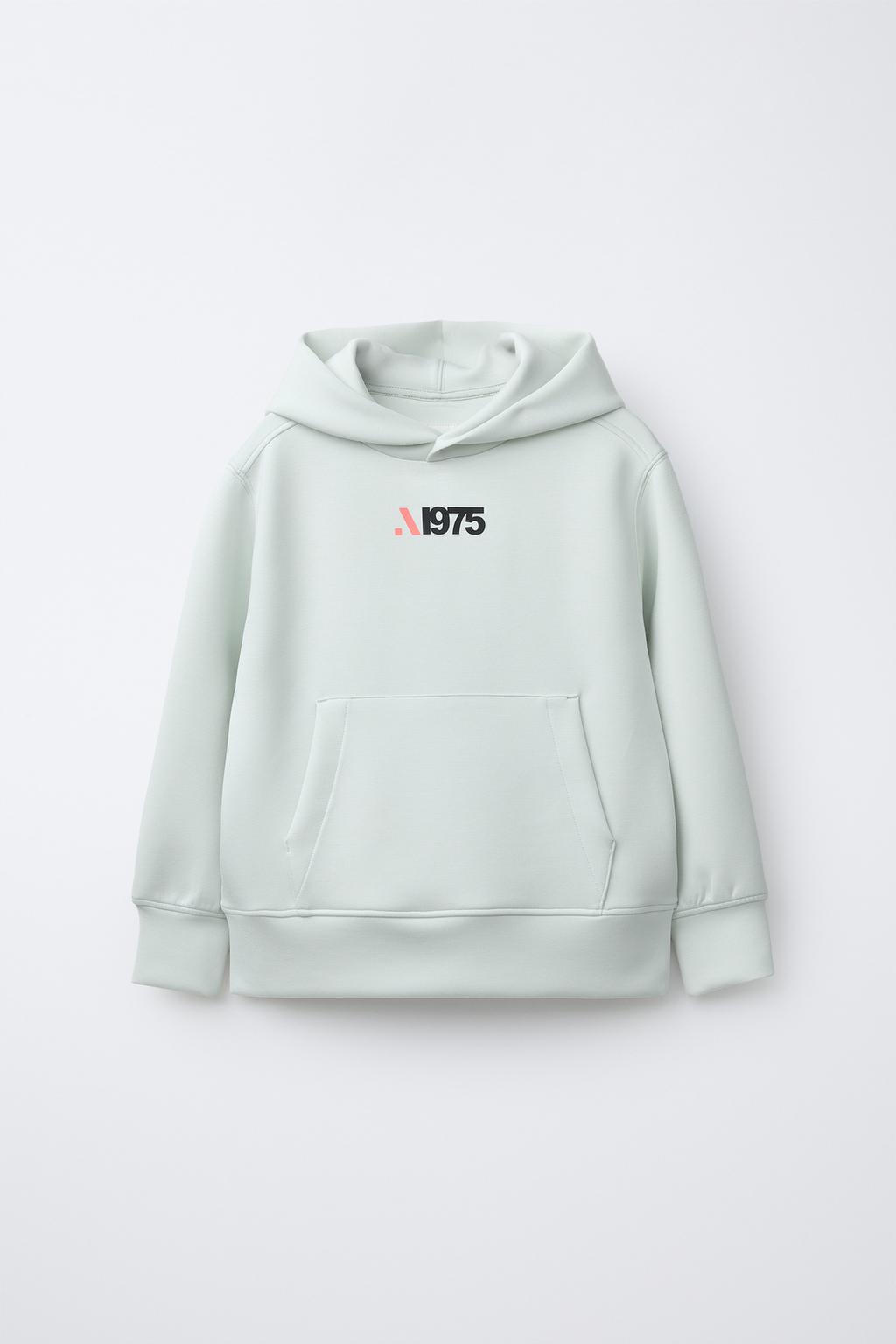 Толстовка в спортивном стиле с принтом