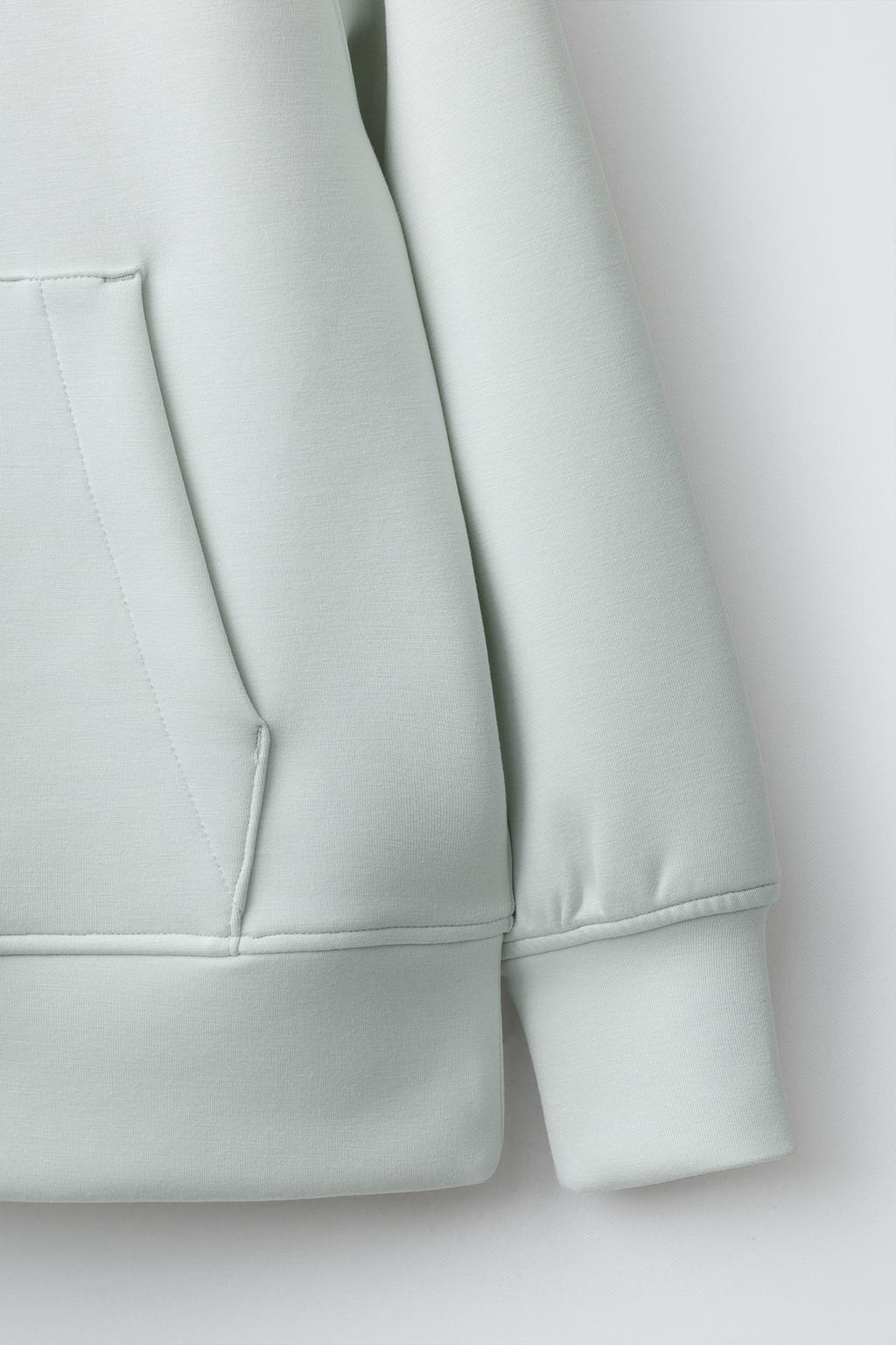 Толстовка в спортивном стиле с принтом