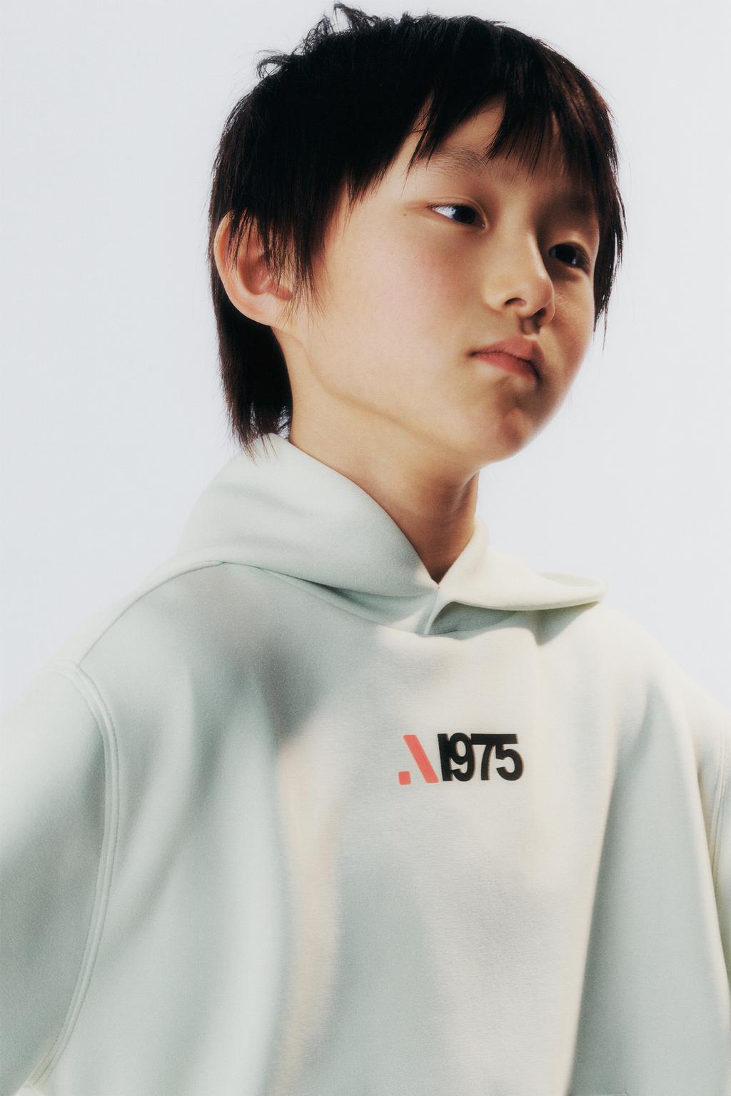 Толстовка в спортивном стиле с принтом