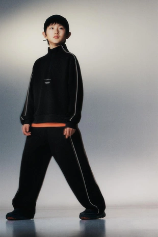 Спортивная толстовка с контрастными оборками- Заказать в России