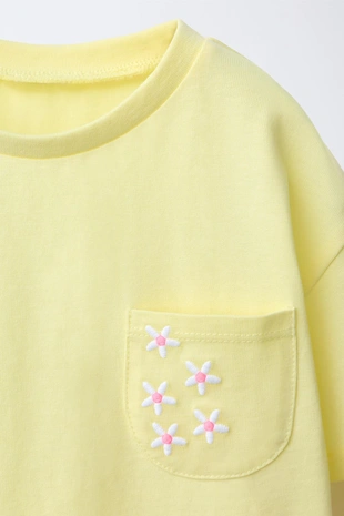 Футболка с карманом и вышивкой