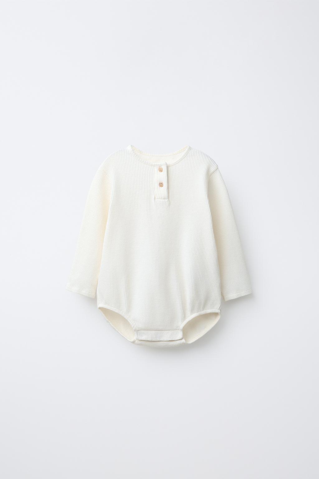 БОДИ ИЗ РИФЛЕНОГО ТРИКОТАЖА С ВОРОТНИКОМ НА ПУГОВИЦАХ