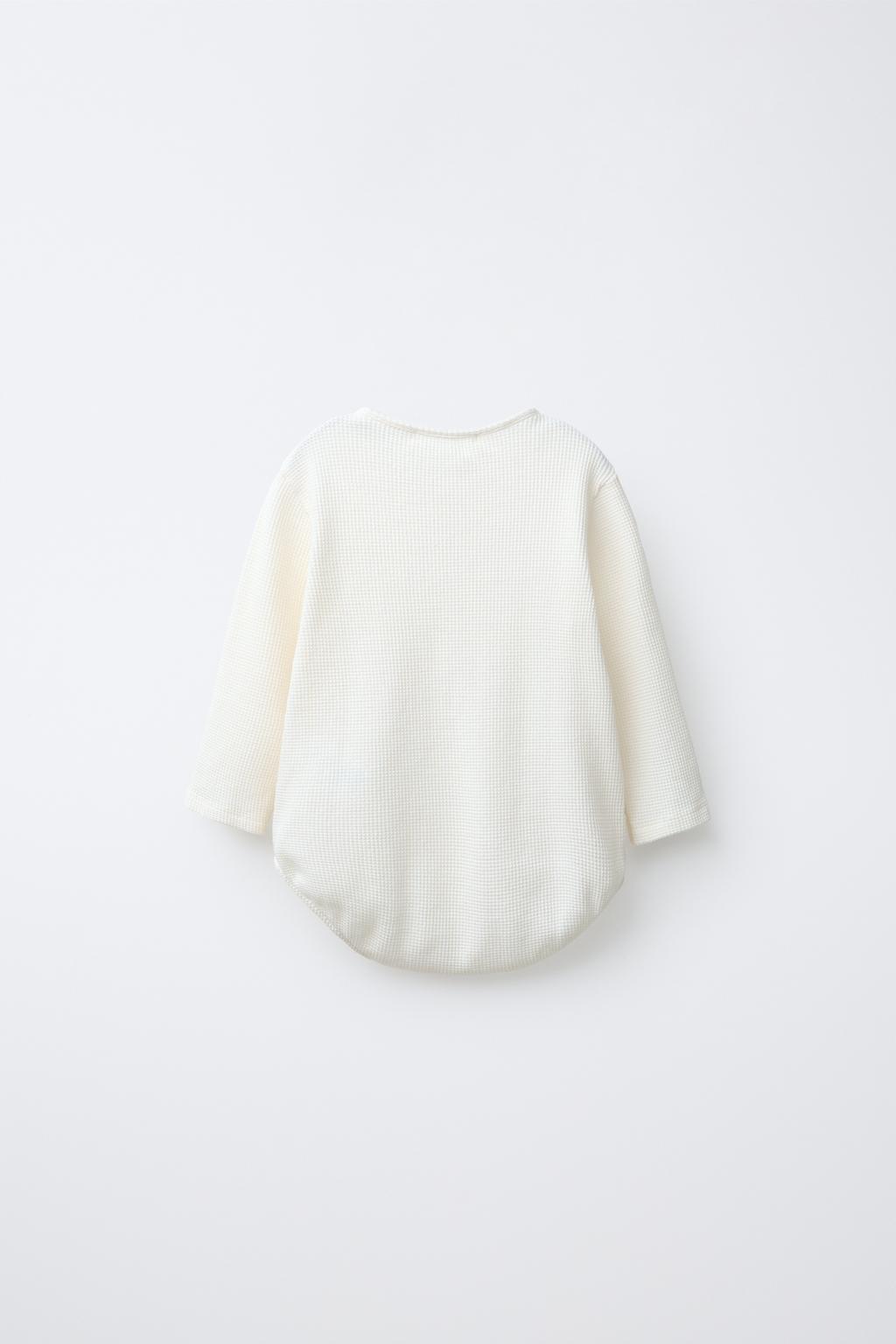 БОДИ ИЗ РИФЛЕНОГО ТРИКОТАЖА С ВОРОТНИКОМ НА ПУГОВИЦАХ